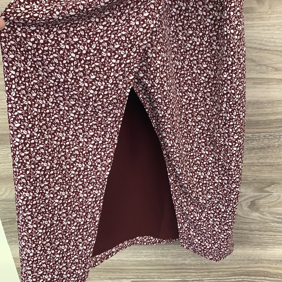 Abercrombie & Fitch burgundy white floral short sleeve midi dress Fit to Flatter - Picture 4 of 9